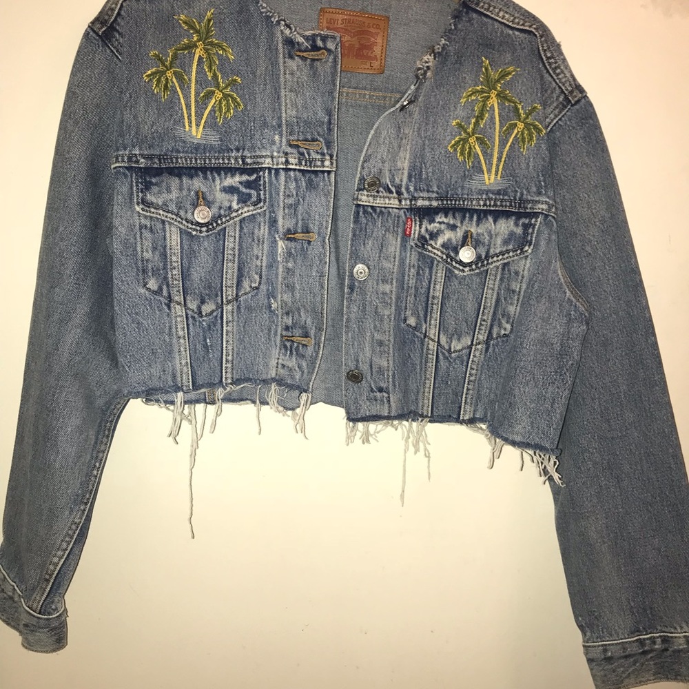 NWOT Levi’s distressed cropped denim jacket